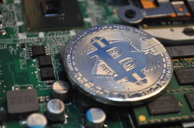 Kuching, Sarawak Malezya - 30 Mayıs 2021: Dogecoin sembollü altın renkli paraların Macro görünümü