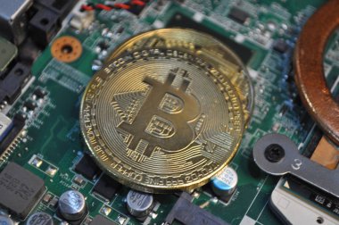 Kuching, Sarawak Malezya - 30 Mayıs 2021: Dogecoin sembollü altın renkli paraların Macro görünümü