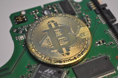 Kuching, Sarawak Malezya - 30 Mayıs 2021: Dogecoin sembollü altın renkli paraların Macro görünümü