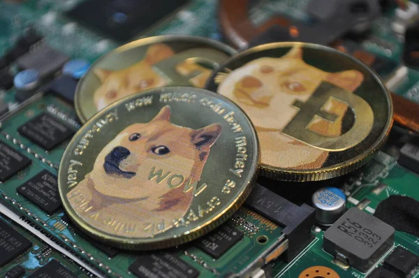 马来西亚沙捞越 2021年5月30日 金黄色闪光硬币的宏观视图 带有Dogecoin符号 — 图库照片