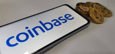 Kuching, Sarawak Malaysia - 2 Haziran 2021: Dogecoin sembolü ve madeni para tabanlı altın renkli paraların Macro görünümü