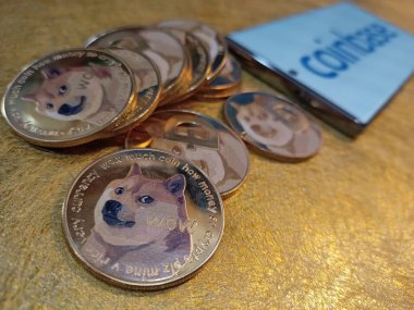 Kuching, Sarawak Malaysia - 2 Haziran 2021: Dogecoin sembolü ve madeni para tabanlı altın renkli paraların Macro görünümü