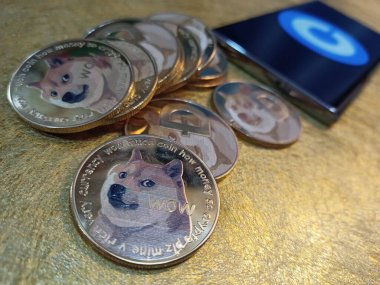 Kuching, Sarawak Malaysia - 2 Haziran 2021: Dogecoin sembolü ve madeni para tabanlı altın renkli paraların Macro görünümü