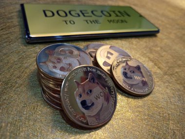 Kuching, Sarawak Malaysia - 2 Haziran 2021: Dogecoin sembolü ve madeni para tabanlı altın renkli paraların Macro görünümü