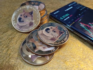 Kuching, Sarawak Malaysia - 2 Haziran 2021: Dogecoin sembolü ve madeni para tabanlı altın renkli paraların Macro görünümü