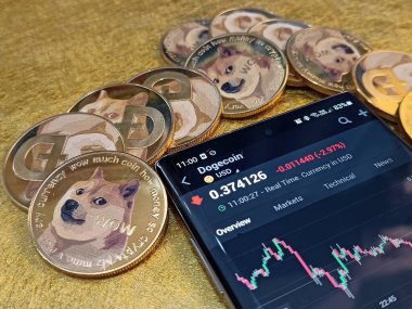 Kuching, Sarawak Malaysia - 2 Haziran 2021: Dogecoin sembolü ve madeni para tabanlı altın renkli paraların Macro görünümü