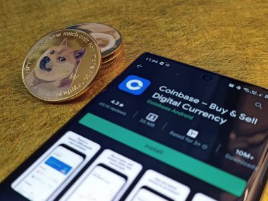 Kuching, Sarawak Malaysia - 2 Haziran 2021: Dogecoin sembolü ve madeni para tabanlı altın renkli paraların Macro görünümü