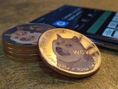 Kuching, Sarawak Malaysia - 2 Haziran 2021: Dogecoin sembolü ve madeni para tabanlı altın renkli paraların Macro görünümü