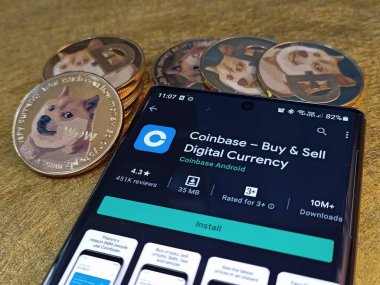 Kuching, Sarawak Malaysia - 2 Haziran 2021: Dogecoin sembolü ve madeni para tabanlı altın renkli paraların Macro görünümü