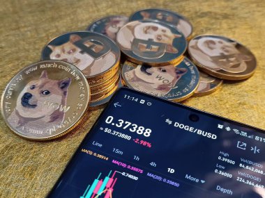 Kuching, Sarawak Malaysia - 2 Haziran 2021: Dogecoin sembolü ve madeni para tabanlı altın renkli paraların Macro görünümü