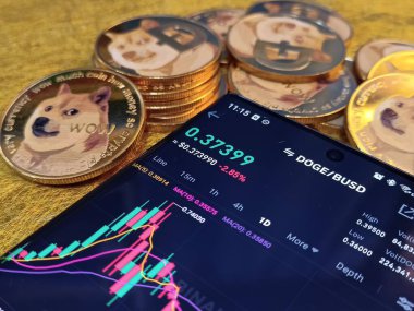 Kuching, Sarawak Malaysia - 2 Haziran 2021: Dogecoin sembolü ve madeni para tabanlı altın renkli paraların Macro görünümü