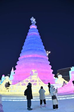 Harbin, Çin 30 Aralık 2025: Uluslararası Harbin Buz ve Kar Festivali
