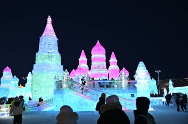 Harbin, Çin 30 Aralık 2025: Uluslararası Harbin Buz ve Kar Festivali