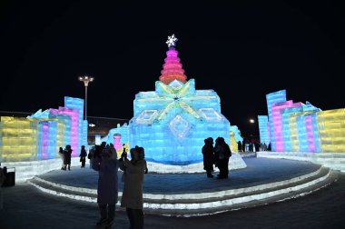 Harbin, Çin 30 Aralık 2025: Uluslararası Harbin Buz ve Kar Festivali
