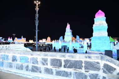 Harbin, Çin 30 Aralık 2025: Uluslararası Harbin Buz ve Kar Festivali