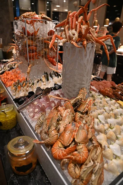 Kuala Lumpur, Malezya 15 Şubat 2026: Thean Hou Tapınağı, Petaling Caddesi ve Deniz Ürünleri Büfesi