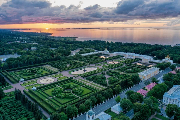 Panoramatický letecký výhled na park v Peterhofu. Večerní západ slunce. — Stock fotografie