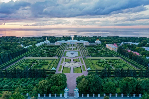 Peterhof 'daki parkın panoramik hava görüntüsü. Akşam batımı.