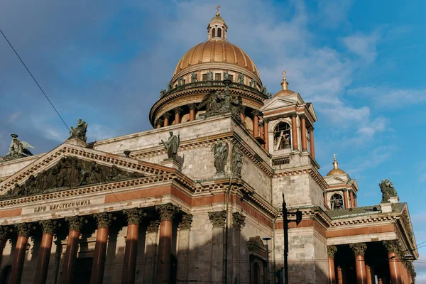 St. Isaacs Meydanı 'ndaki St. Petersburg' daki en büyük Ortodoks kilisesi..