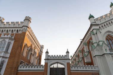 Gotik tarzda sarayın ön cephesi. İmparatorluk sarayı ahırları.