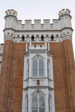 Gotik tarzda sarayın ön cephesi. İmparatorluk sarayı ahırları.