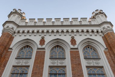 Gotik tarzda sarayın ön cephesi. İmparatorluk sarayı ahırları.