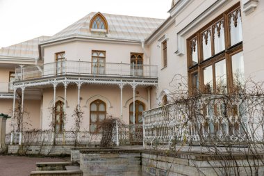 Gotik bir çiftlik evi cephesi. Demir balkonlu iki katlı bina.