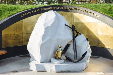 Şehrin Kronstadt kültürel kümesi olan Kaleler Adası, Donanma tarihine adanmıştır. Rusya, Kronstadt, 10 Ekim 2020