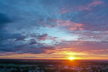 Güzel bir gün batımı gökyüzü, renkli bulutlar, güneş ışınları..