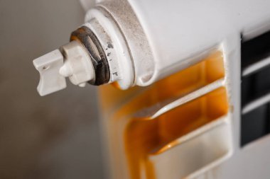 Radyatörde pas lekeleri var. Yüzey beyaz toz boyasıyla kaplanmış..