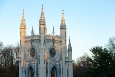 St. Alexander Nevsky Kilisesi, Peterhof 'ta İskenderiye Parkı' nda aktif bir Ortodoks kilisesidir. Gotik kilise. Rusya, Peterhof, 1.11.2020.