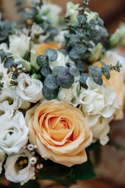 Beyaz ve pembe güllerden oluşan düğün buketi..