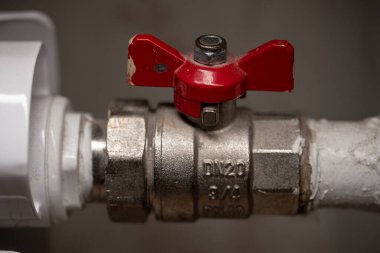 Kırmızı saplı radyatör vanası. Ev aküsünü ısıtmak için düzenleme yapılıyor. Ventel.