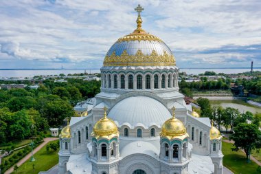 Rusya İmparatorluğu 'nda inşa edilen Kronstadt' taki en büyük deniz katedralinin panoramik hava manzarası..