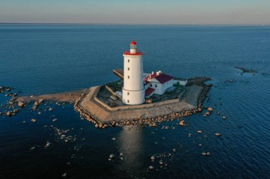 Tolbukhin deniz fenerinin panoramik hava manzarası. Finlandiya Körfezi 'ndeki yapay kayalık ada. En eski Rus deniz feneri. Baltık Denizi. Taşlı sahil. Yaz günü. Mavi gökyüzü