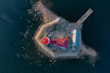 Tolbukhin deniz fenerinin panoramik hava manzarası. Finlandiya Körfezi 'ndeki yapay kayalık ada. En eski Rus deniz feneri. Baltık Denizi. Taşlı sahil. Yaz günü. Mavi gökyüzü