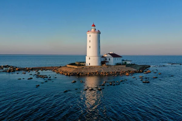 Tolbukhin deniz fenerinin panoramik hava manzarası. Finlandiya Körfezi 'ndeki yapay kayalık ada. En eski Rus deniz feneri. Baltık Denizi. Taşlı sahil. Yaz günü. Mavi gökyüzü