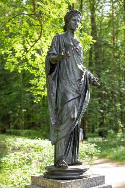 Pavlovsky Parkı. On iki yol. Bronz Yunan tanrıları.