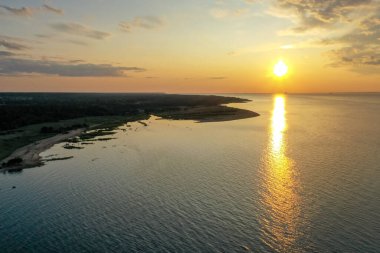 Suyun üzerinde güzel turuncu gün batımı. Finlandiya Körfezi. Kıyı bölgesi Havacılık manzaralı sahil şeridi