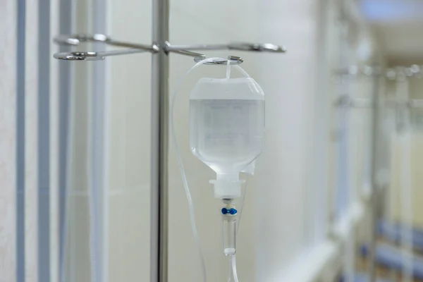 Egy Cseppentő Egy Üveggel Egy Orvosi Folyadékkal Ablaknál Egy Kórházban — Stock Fotó