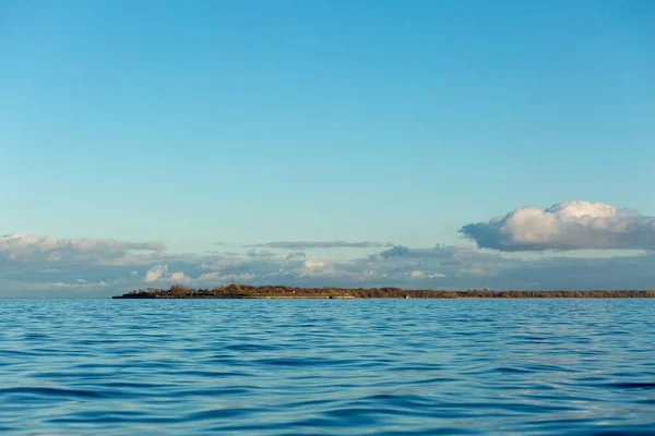 Бирюзовый Акварель Против Неба Финский Залив Балтийское Море Колечки Воде — стоковое фото