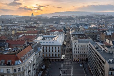 Budapeşte, Macaristan - Gün batımında Aziz Stephen Bazilikası 'nın kolonisinden Budapeşte' nin panoramik manzarası. Katedral kulelerinin manzarası. Akşam vakti.