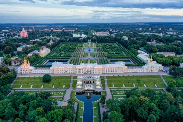 Peterhof 'un panoramik hava manzarası. Akşam vakti. Yaz mevsimi