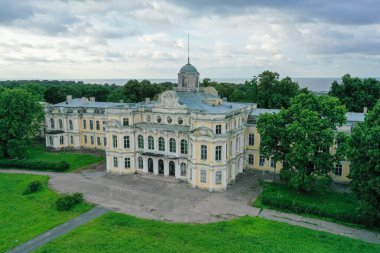 Güneşli bir yaz gününde Znamenka Malikânesi 'nin dış görünüşü. Peterhof 'daki Znamensky Sarayı. Rusya, Peterhof, 07.20.2020.