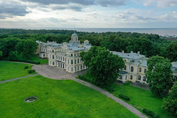 夏日阳光灿烂的Znamenka宫立面的空中景观 彼得霍夫的Znamensky宫 Russia Peterhof 2020 — 图库照片