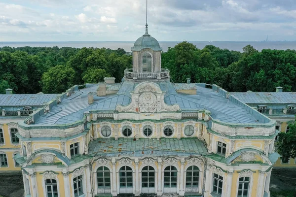 夏日阳光灿烂的Znamenka宫立面的空中景观 彼得霍夫的Znamensky宫 Russia Peterhof 2020 — 图库照片