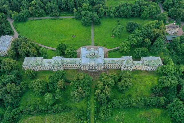 夏日阳光灿烂的Znamenka宫立面的空中景观 彼得霍夫的Znamensky宫 Russia Peterhof 2020 — 图库照片