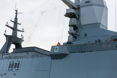 St. Petersburg 'daki setin arkasında askeri gemiler var. Rus Donanması Günü. Neva Nehri. Donanma Geçidi provası. Rusya 'da tatiller