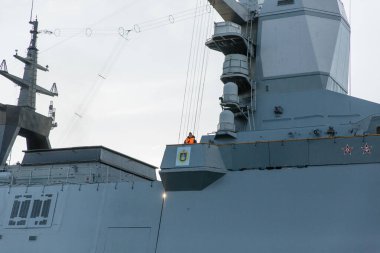 St. Petersburg 'daki setin arkasında askeri gemiler var. Rus Donanması Günü. Neva Nehri. Donanma Geçidi provası. Rusya 'da tatiller