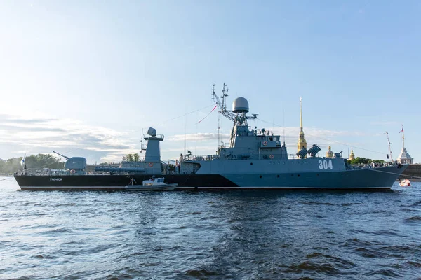 サンクトペテルブルクの堤防の背景にある軍事船 ロシア海軍の日 ネヴァ川だ 海軍パレードのためのリハーサル ロシアにホリデー — ストック写真